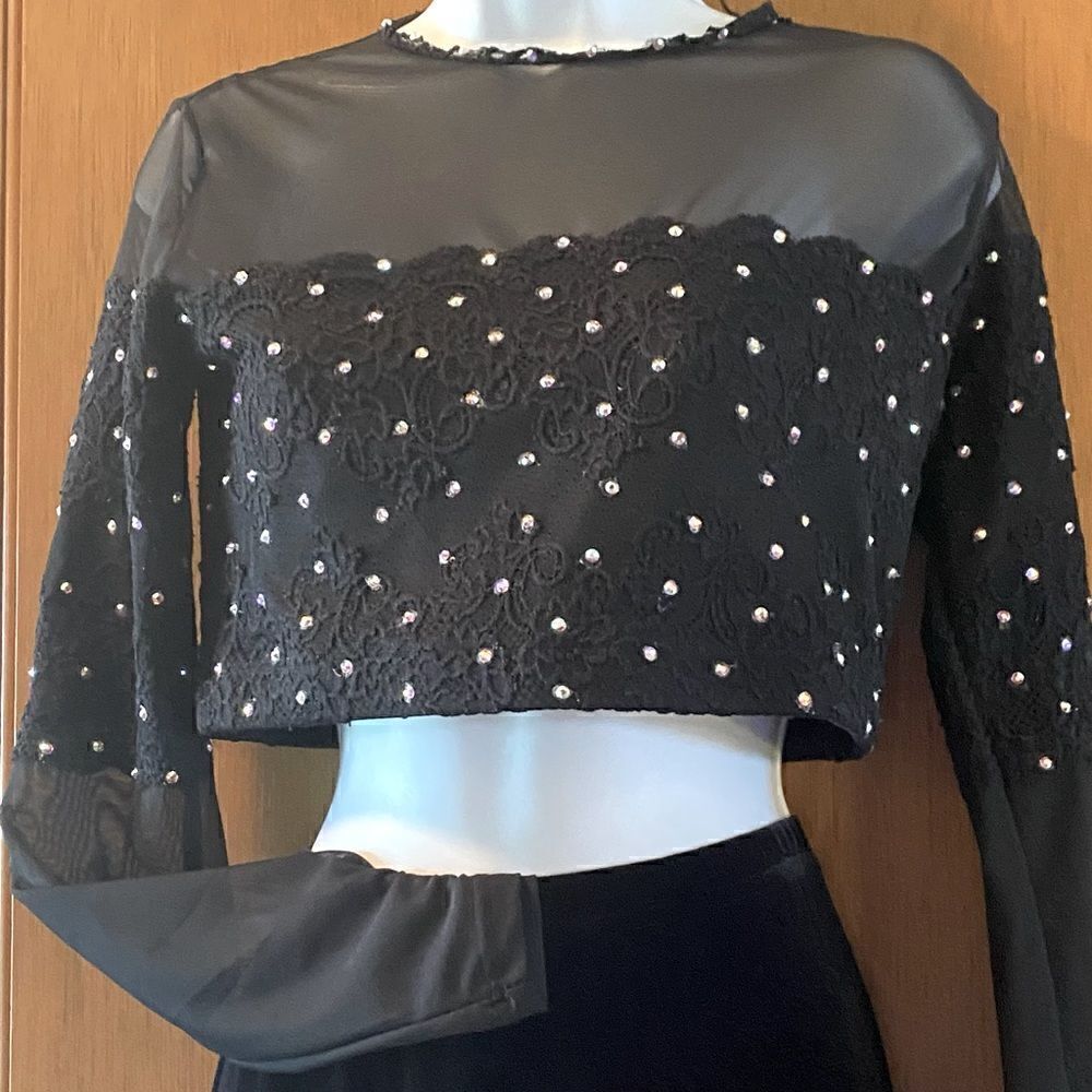 ✨ Lightweight Long sleeve crop top with lace and rhinestone details. Size Large - Picture 2 of 14